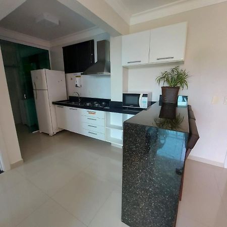 Apartamento Em Condominio Em 봄비나스 외부 사진